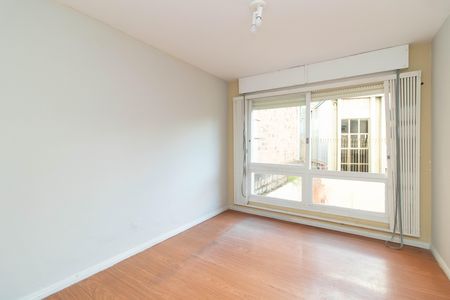 Quarto de apartamento à venda com 1 quarto, 41m² em Azenha, Porto Alegre