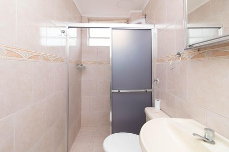 Banheiro de apartamento à venda com 1 quarto, 41m² em Azenha, Porto Alegre