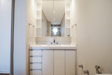 Apartamento à venda com 150m², 3 quartos e 3 vagas Apartamento à venda com 150m², 3 quartos e 3 vagasBanheiro da Suíte 1