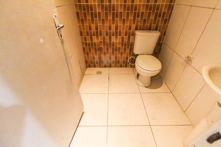 Banheiro social de casa para alugar com 2 quartos, 120m² em Jardim Robru, São Paulo