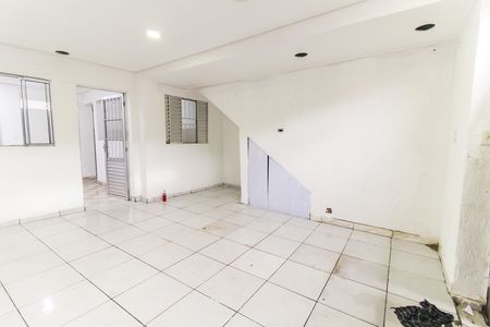 Garagem de casa para alugar com 2 quartos, 120m² em Jardim Robru, São Paulo
