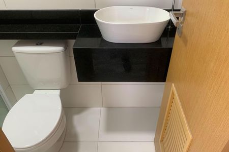 Apartamento para alugar com 103m², 2 quartos e 2 vagas Apartamento para alugar com 103m², 2 quartos e 2 vagasBanheiro de Serviço