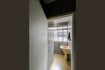 Banheiro de serviço de apartamento para alugar com 2 quartos, 110m² em Vila Claudia, São Paulo