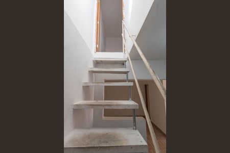 Casa à venda com 126m², 1 quarto e 2 vagas Casa à venda com 126m², 1 quarto e 2 vagasCasa-Escada