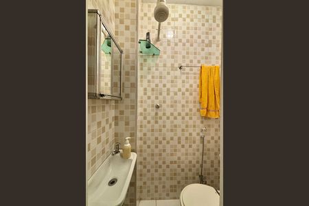 Banheiro de serviço de apartamento para alugar com 2 quartos, 47m² em Copacabana, Rio de Janeiro