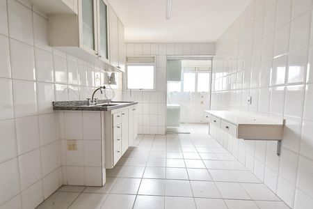 Apartamento para alugar com 118m², 3 quartos e 3 vagas Apartamento para alugar com 118m², 3 quartos e 3 vagasCozinha