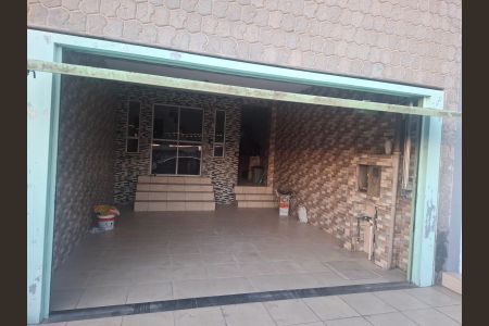 Garagem de casa para alugar com 3 quartos, 210m² em Perobal, Itaquaquecetuba