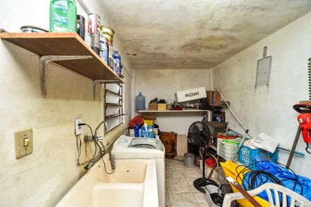 Casa à venda com 300m², 3 quartos e 2 vagas Casa à venda com 300m², 3 quartos e 2 vagasÁrea de Serviço