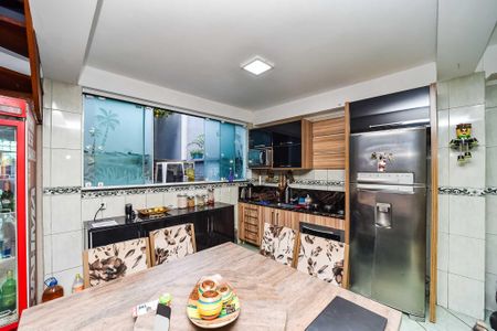 Casa à venda com 300m², 3 quartos e 2 vagas Casa à venda com 300m², 3 quartos e 2 vagasCozinha