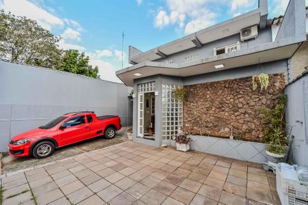 Casa à venda com 300m², 3 quartos e 2 vagas Casa à venda com 300m², 3 quartos e 2 vagasFachada