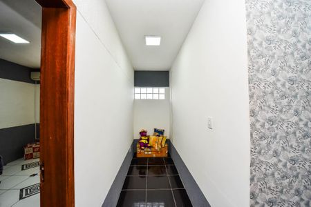 Casa à venda com 300m², 3 quartos e 2 vagas Casa à venda com 300m², 3 quartos e 2 vagasCorredor