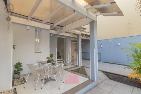 Casa à venda com 161m², 3 quartos e 4 vagas Casa à venda com 161m², 3 quartos e 4 vagasVaranda