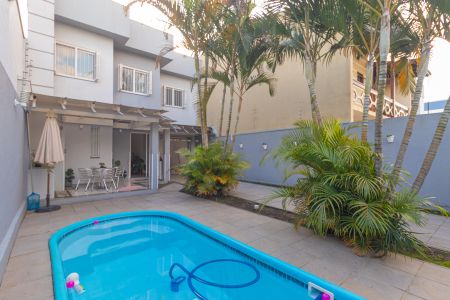 Casa à venda com 161m², 3 quartos e 4 vagas Casa à venda com 161m², 3 quartos e 4 vagasPiscina
