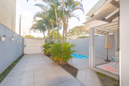 Casa à venda com 161m², 3 quartos e 4 vagas Casa à venda com 161m², 3 quartos e 4 vagasÁrea externa/Piscina