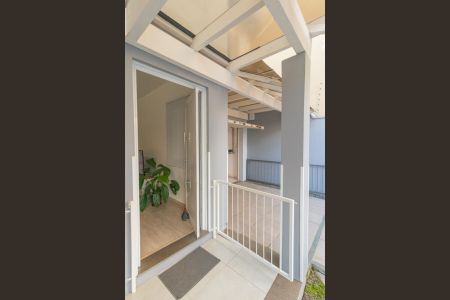 Casa à venda com 161m², 3 quartos e 4 vagas Casa à venda com 161m², 3 quartos e 4 vagasEntrada