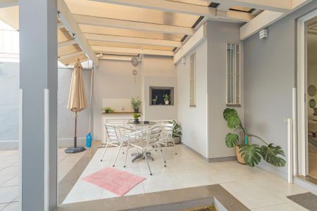 Casa à venda com 161m², 3 quartos e 4 vagas Casa à venda com 161m², 3 quartos e 4 vagasVaranda