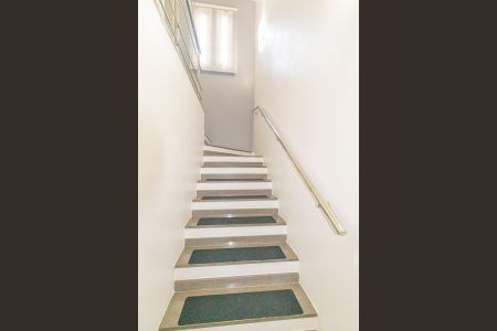 Casa à venda com 161m², 3 quartos e 4 vagas Casa à venda com 161m², 3 quartos e 4 vagasEscada