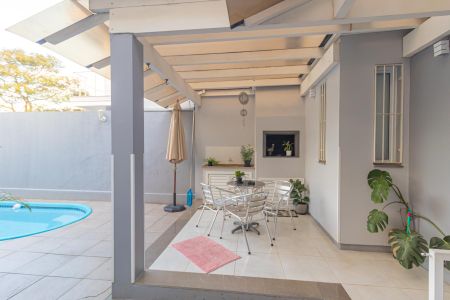 Casa à venda com 161m², 3 quartos e 4 vagas Casa à venda com 161m², 3 quartos e 4 vagasÁrea externa/Piscina