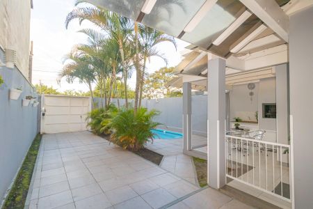 Casa à venda com 161m², 3 quartos e 4 vagas Casa à venda com 161m², 3 quartos e 4 vagasÁrea externa/Piscina