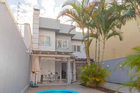 Casa à venda com 161m², 3 quartos e 4 vagas Casa à venda com 161m², 3 quartos e 4 vagasFachada
