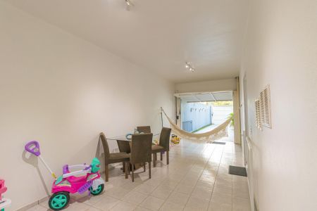 Casa à venda com 161m², 3 quartos e 4 vagas Casa à venda com 161m², 3 quartos e 4 vagasVaranda/Garagem