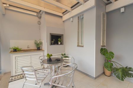 Casa à venda com 161m², 3 quartos e 4 vagas Casa à venda com 161m², 3 quartos e 4 vagasVaranda