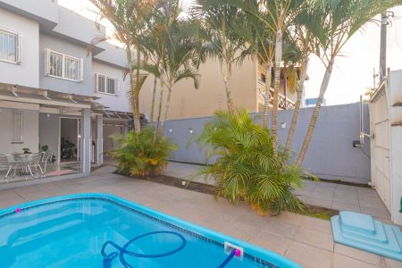 Casa à venda com 161m², 3 quartos e 4 vagas Casa à venda com 161m², 3 quartos e 4 vagasPiscina