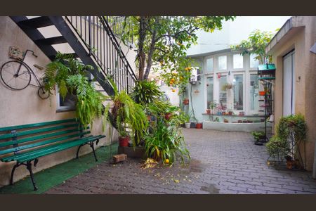 Casa para alugar com 200m², 5 quartos e 3 vagas Casa para alugar com 200m², 5 quartos e 3 vagasPátio e escada acesso a edícula