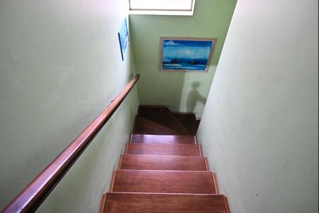 Casa à venda com 90m², 3 quartos e 2 vagasEscada