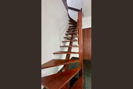 Apartamento à venda com 200m², 3 quartos e 2 vagas Apartamento à venda com 200m², 3 quartos e 2 vagasEscadas