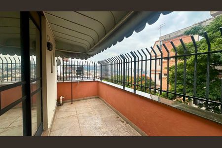 Apartamento à venda com 200m², 3 quartos e 2 vagas Apartamento à venda com 200m², 3 quartos e 2 vagasTerraço