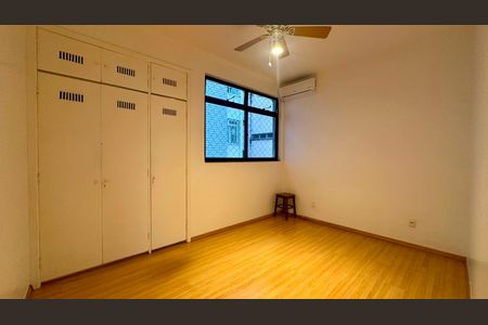 Apartamento à venda com 200m², 3 quartos e 2 vagas Apartamento à venda com 200m², 3 quartos e 2 vagasQuarto