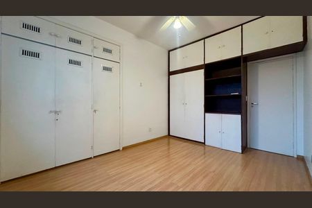 Apartamento à venda com 200m², 3 quartos e 2 vagas Apartamento à venda com 200m², 3 quartos e 2 vagasQuarto