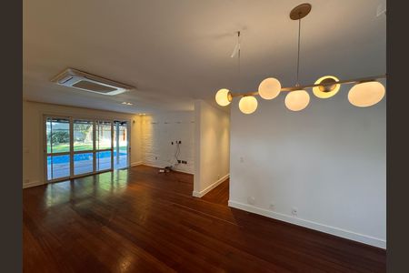 Casa de condomínio para alugar com 350m², 3 quartos e 4 vagas