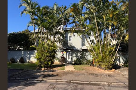 Casa de condomínio para alugar com 350m², 3 quartos e 4 vagas Casa de condomínio para alugar com 350m², 3 quartos e 4 vagasFachada