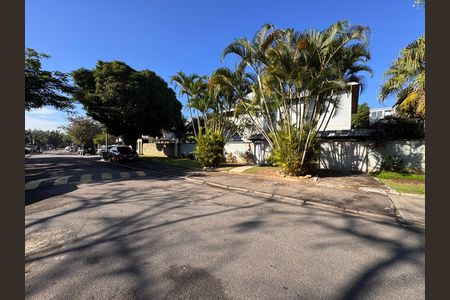 Casa de condomínio para alugar com 350m², 3 quartos e 4 vagas Casa de condomínio para alugar com 350m², 3 quartos e 4 vagasFachada