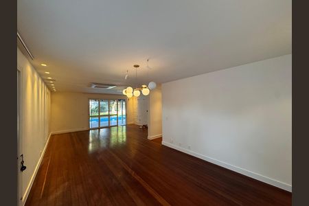 Casa de condomínio para alugar com 350m², 3 quartos e 4 vagas