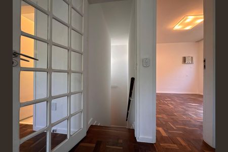 Casa de condomínio para alugar com 350m², 3 quartos e 4 vagas Casa de condomínio para alugar com 350m², 3 quartos e 4 vagasEscada
