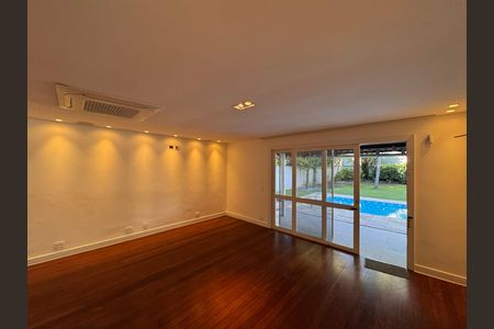 Casa de condomínio para alugar com 350m², 3 quartos e 4 vagas