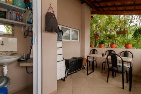 Casa à venda com 180m², 2 quartos e 3 vagas Casa à venda com 180m², 2 quartos e 3 vagasVaranda