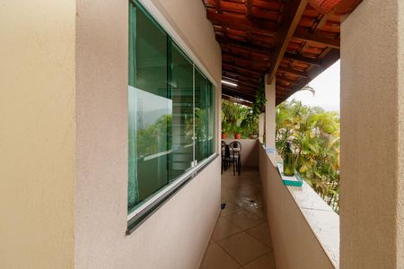 Casa à venda com 180m², 2 quartos e 3 vagas Casa à venda com 180m², 2 quartos e 3 vagasVaranda