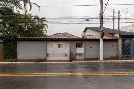 Casa à venda com 180m², 2 quartos e 3 vagas Casa à venda com 180m², 2 quartos e 3 vagasFachada
