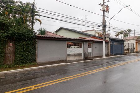 Casa à venda com 180m², 2 quartos e 3 vagas Casa à venda com 180m², 2 quartos e 3 vagasFachada