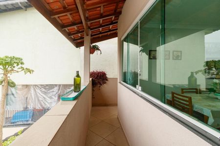 Casa à venda com 180m², 2 quartos e 3 vagas Casa à venda com 180m², 2 quartos e 3 vagasVaranda