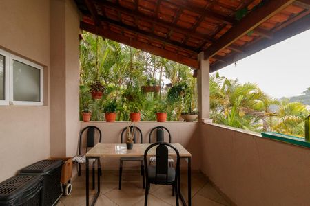 Casa à venda com 180m², 2 quartos e 3 vagas Casa à venda com 180m², 2 quartos e 3 vagasVaranda