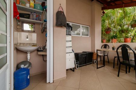 Casa à venda com 180m², 2 quartos e 3 vagas Casa à venda com 180m², 2 quartos e 3 vagasVaranda