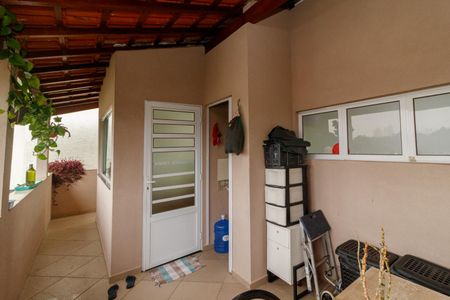 Casa à venda com 180m², 2 quartos e 3 vagas Casa à venda com 180m², 2 quartos e 3 vagasVaranda