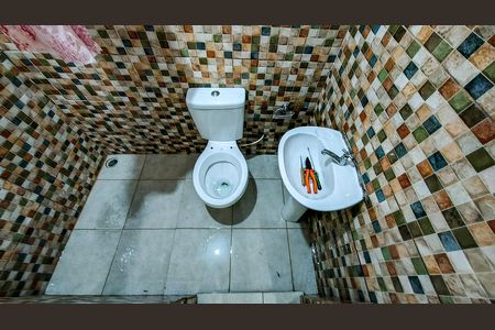 Banheiro de casa para alugar com 1 quarto, 24m² em Jardim Bela Vista (zona Sul), São Paulo