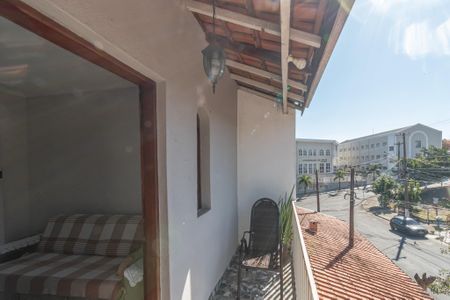 Casa à venda com 125m², 3 quartos e 3 vagas Casa à venda com 125m², 3 quartos e 3 vagasVaranda