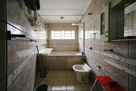 Casa para alugar com 361m², 4 quartos e 1 vaga Casa para alugar com 361m², 4 quartos e 1 vagaBanheiro da Suíte 1